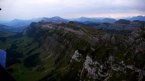Vorne Sigriswilergrat, hinten links der Pilatus.