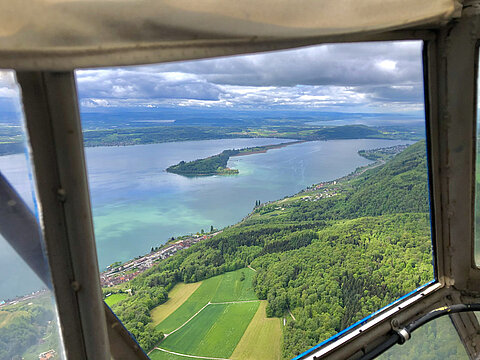 Vor uns der Bielersee mit der St.Petersinsel.