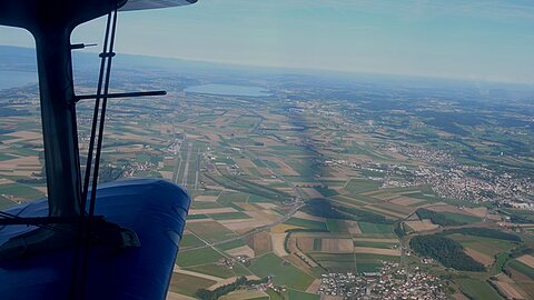 Beim Flügel der Militärflugplatz Payerne.