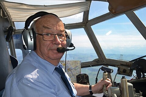 Unser Pilot stralt wie ein Maienkäfer.