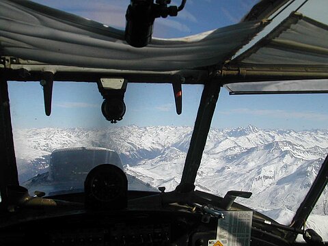 Vor uns liegt der Arlberg.