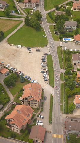 Der Pilot legt eine ehrenrunde ein um nochmals einen Blick auf das Fahrerfeld zu bekommen.