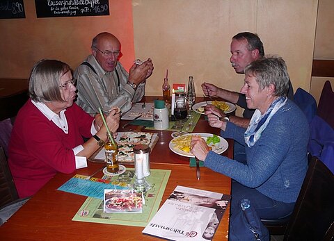 Beim Abendessen.