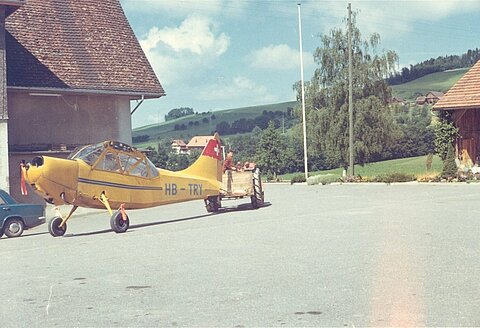 Aus dem Luftfahrzeugregister am 31.12.1968 gelöscht, wird dieser in die Chomlen, zwischen Beromünster und Sursee transportiert.