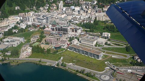 Im Anflug auf Samedan die Stadt St. Moritz.
