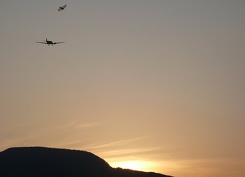 In der Abenddämmerung Ju-52 und Sterman.