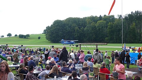 Die Antonov startet zu einem Vereinsflug.
