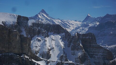 Vorne Winteregg, dahinter Schresckhorn rechts Finsterarhorn.