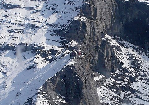 Bergsteiger vor der Mönchs Hütte.