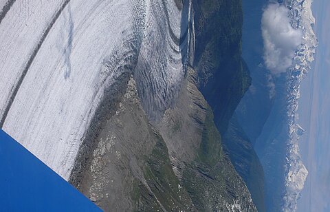 Altschgletscher unter uns dahinter das Matterhorn.