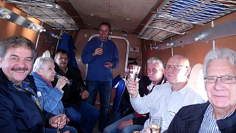 Es wird schon jetzt auf das neue Jahr oder den letzten Flug angestosen.