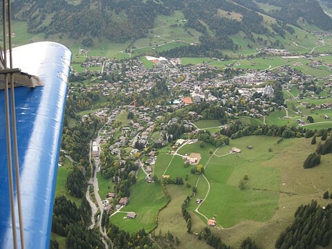 Über der Ortschaft Gstaad.
