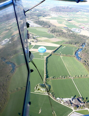 Geöffnete Fallschirme.