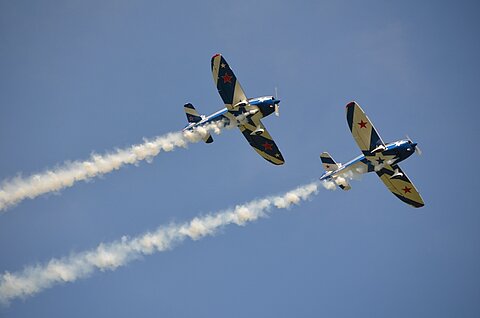 Vorführung mit Cap10 Kunstflugzeugen.