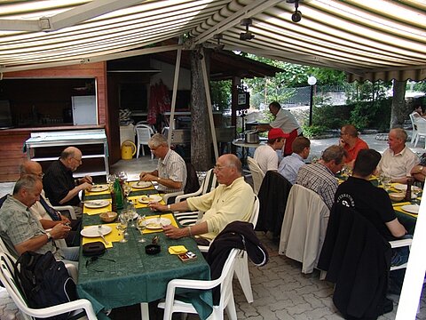 Geadene Gäste beim Mittagessen.