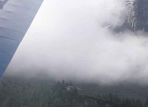 Berghütte im Öschinensee.