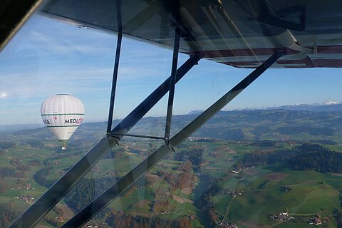 Ein Heissluftballon über dem Napf.