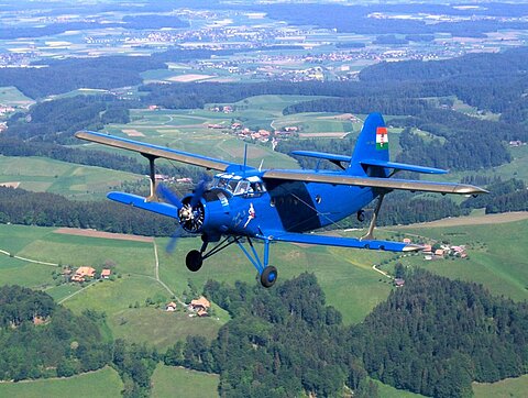 Die AN-2 schliesst auf.