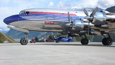 Auch die DC-6 von Red Bull trift in Sion ein.