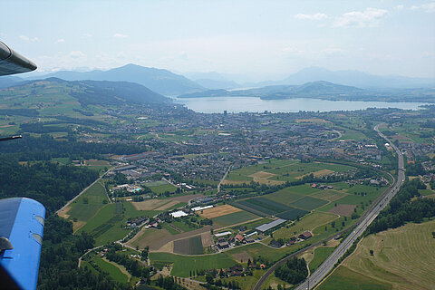 Stadt Zug mit Rigi und Pilatus.