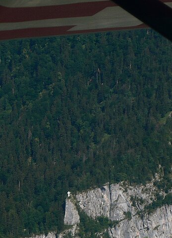 Im Post-Stempel wurde das Wahrzeichen von Näfels, Kreus auf dem Felsen, auch verewigt.