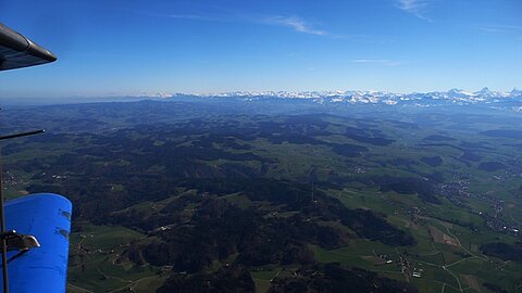v.l.n.r. Säntis, Glärnisch, Pilatus, Innerschweizeralpen, Wetterhorn, Schreckhorn und Finsterarhorn.