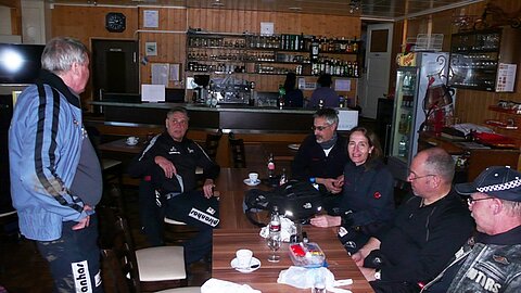 Im Flugplatz Restaurant wird über den letzten Sprung in Arch bei Grenchen diskutiert.