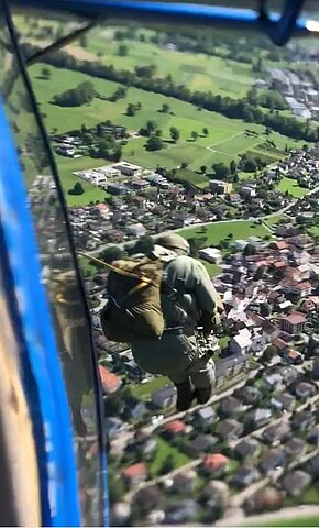 Über Igis bei Landquart verlassen die Springer die An-2.