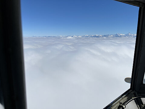 Wir steigen über den Nebel.