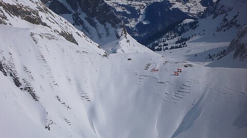 Vor uns der Fliegerschiessplatz Axalp.