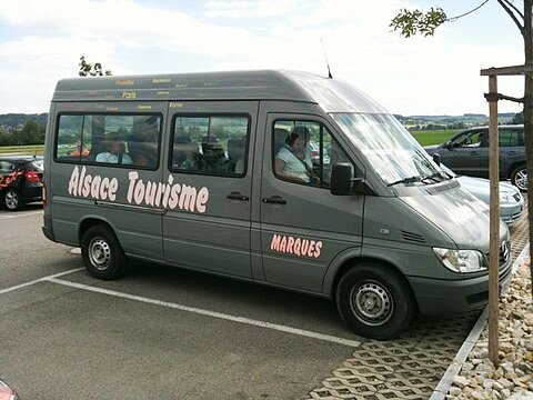 Der Kleinbus aus Mulhouse trift in Grenchen ein.