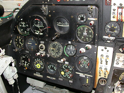 Instrumentenbrett vom Piloten.