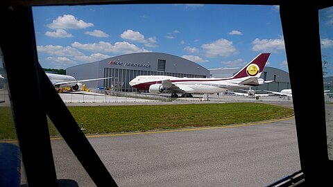 Vorbeirollen an einem B-747-800 anlässlich dess ersten Vereinsfluges.
