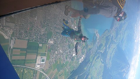 Die Falschirmspringer verlassen das Flugzeug.