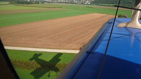 Der Schatten folgt uns dicht bis zur Landung.