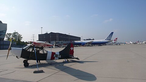 Zwei amerikanische Flugzeuge begegnen sich in Genf.