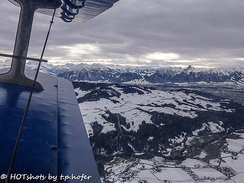 Rechts der dunkle Berg das Stockhorn.