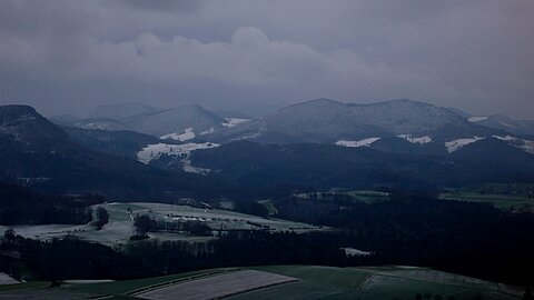 Der Jura in den Wolken verhangen.