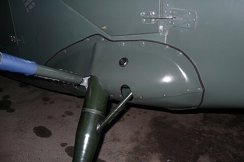 Übergang von der Fahrwerkstrebe zum Flugzeugrumpf.