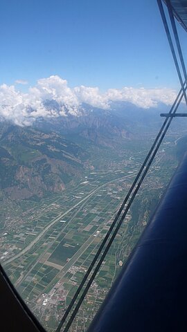 Zurück geht es hoch über das Wallis.