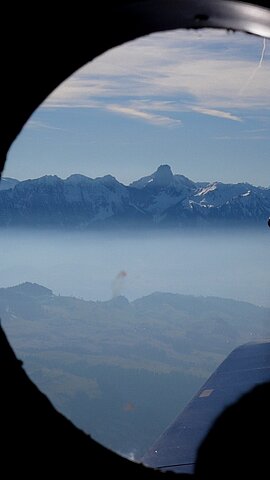 Im Gegenlicht das Stockhorn.