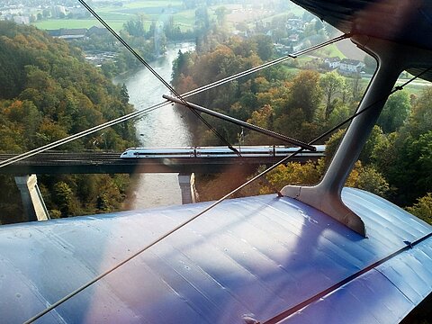 Über dieser Brücke entsteht das Bild.