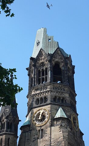 Gedächtnis-Kirche und darüber die Ju-52 D-AQUI.