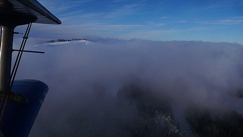 Beim Schwarzsee geht es unter die Nebeldecke.