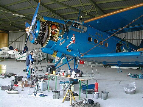 Die AN-2 wird der Kontrolle unterzogen.