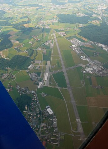 Hoch über dem Flugplatz Emmen.