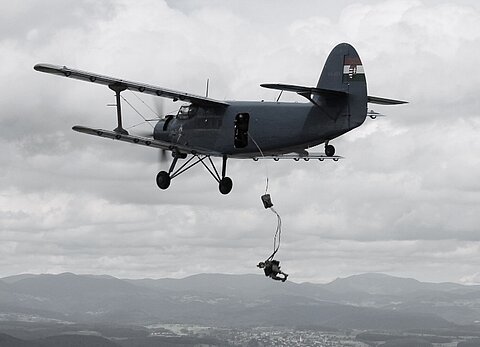 Wieder verlässt ein Springer die An-2.