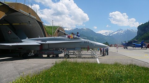 Ein modernes Kampfflugzeug FA-18.