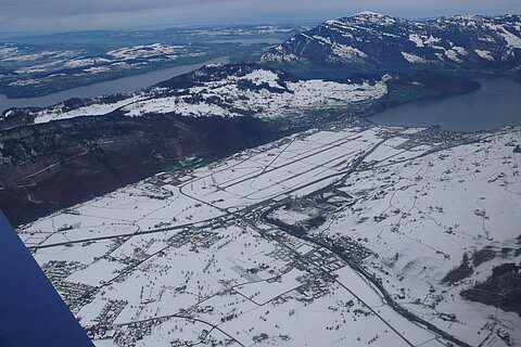 Flugplatz Buochs, dahinter die Rigi.