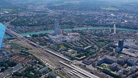 Tief über der Stadt Basel.